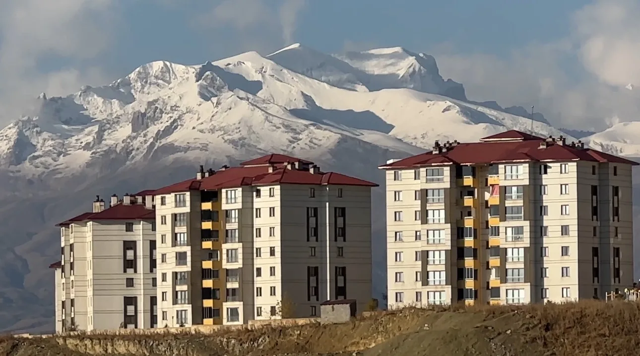 Hakkari’nin Yüksekova ilçesinin çevresini saran 4 bin 135 rakımlı Cilo