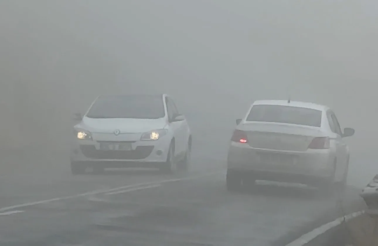 Hakkari’nin Yüksekova-Şemdinli kara yolunda yoğun yağışlardan sonra oluşan sis sürücülere