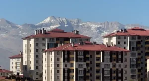 Hakkari’nin Yüksekova ilçesinde soğuk hava nedeniyle araçların camları buz tutarken