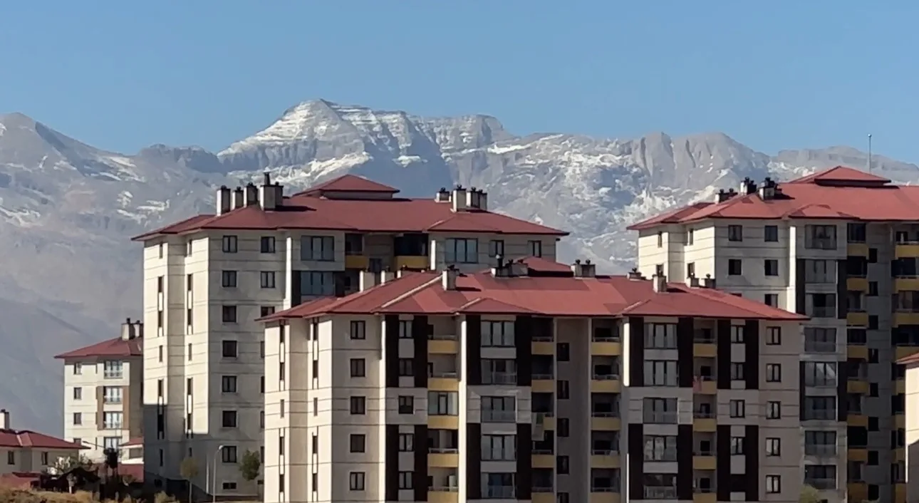 Hakkari’nin Yüksekova ilçesinde soğuk hava nedeniyle araçların camları buz tutarken