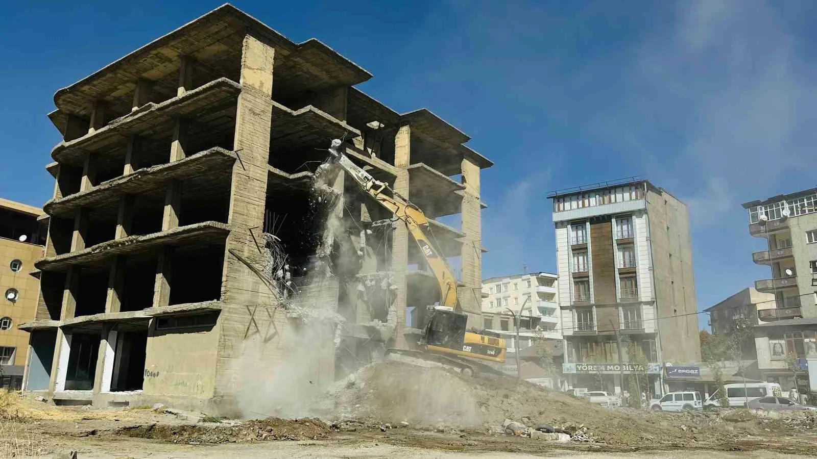 Hakkari’nin Yüksekova ilçesinde 23 yıldır iskelet halinde bekleyen bina, kentsel