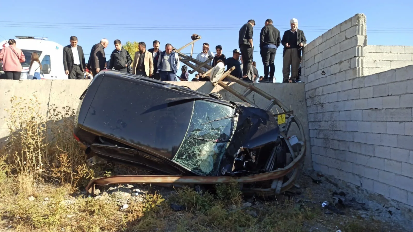 Hakkari’nin Yüksekova ilçesinde otomobilin şarampole yuvarlanması sonucu meydana gelen kazada