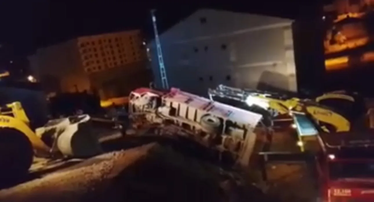 Hakkari’nin Yüksekova ilçesinde odun yüklü kamyonet devrilirken, şoför şans eseri