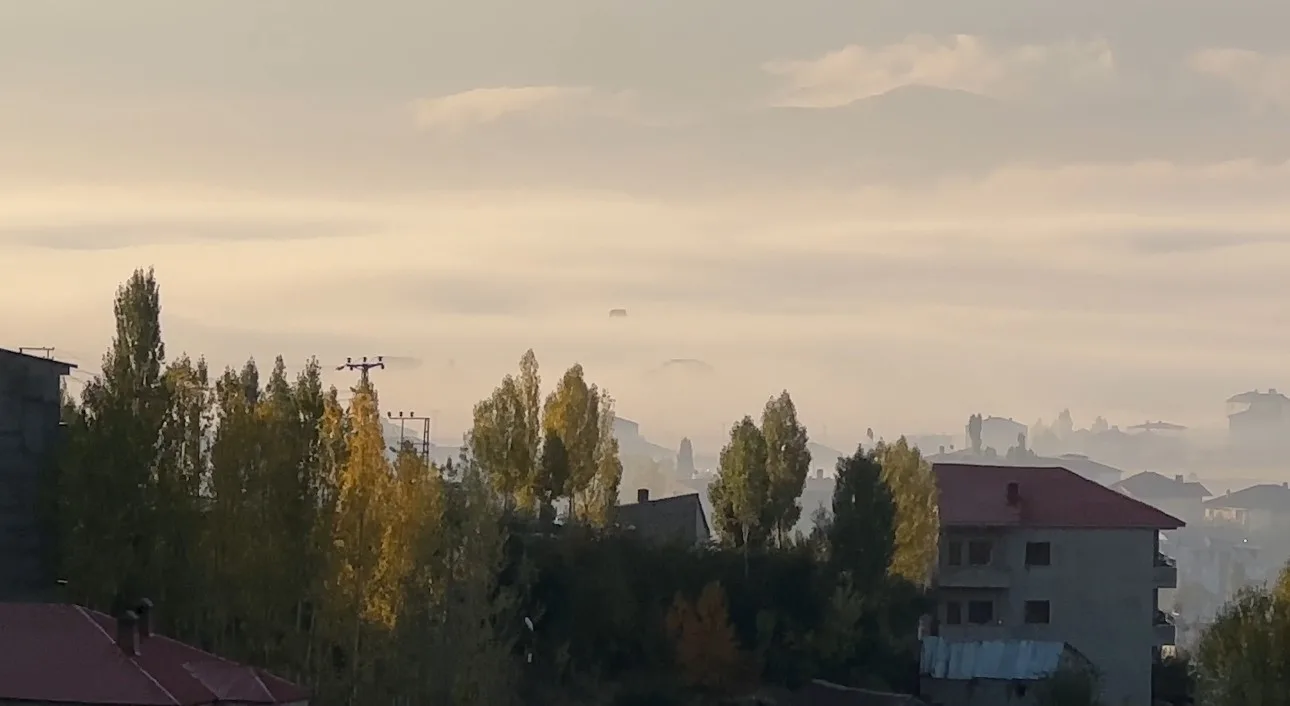 Hakkari’nin Yüksekova ilçesinde dondurucu soğukların ardından etkili olan yoğun sis