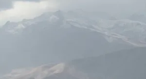 Hakkari’nin Yüksekova ilçesindeki yüksek kesimlere mevsimin ilk karı yağdı. Yüksekova’da