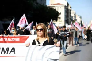 Yunanistan’da hükümetin çalışma saatlerini uzatma planına karşı 2’nci kez greve