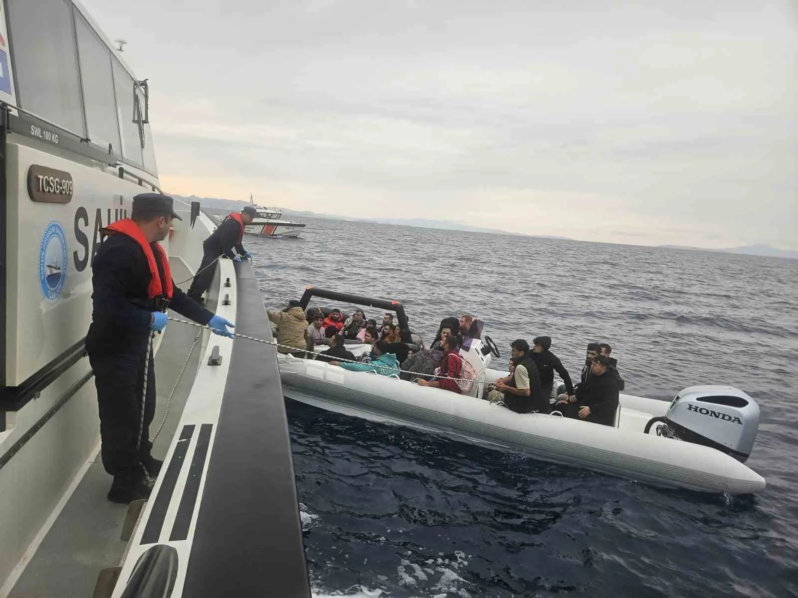 Aydın’ın Didim ilçesi açıklarında Yunanistan tarafından geri itilen 9’u çocuk