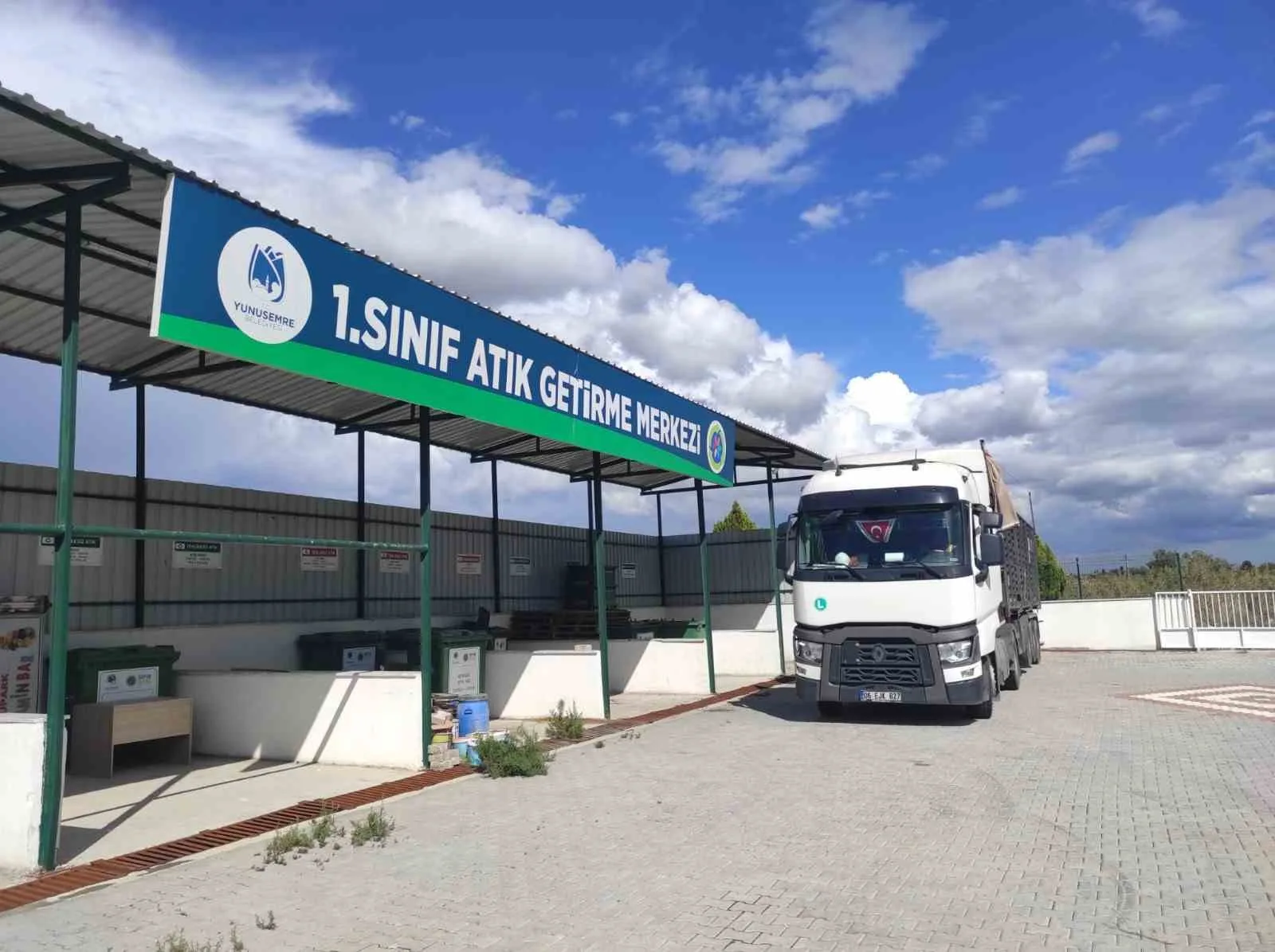 Yunusemre Belediyesi, evsel atık ilaçların toprağa ve su kaynaklarına karışmasını