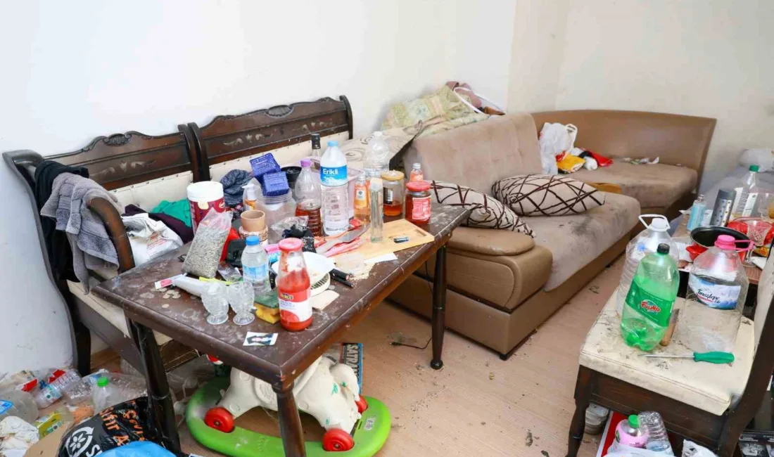 Yunusemre Belediyesi ekipleri, Akmescit Mahallesi’ndeki bir apartman dairesinde gerçekleştirdiği temizlik