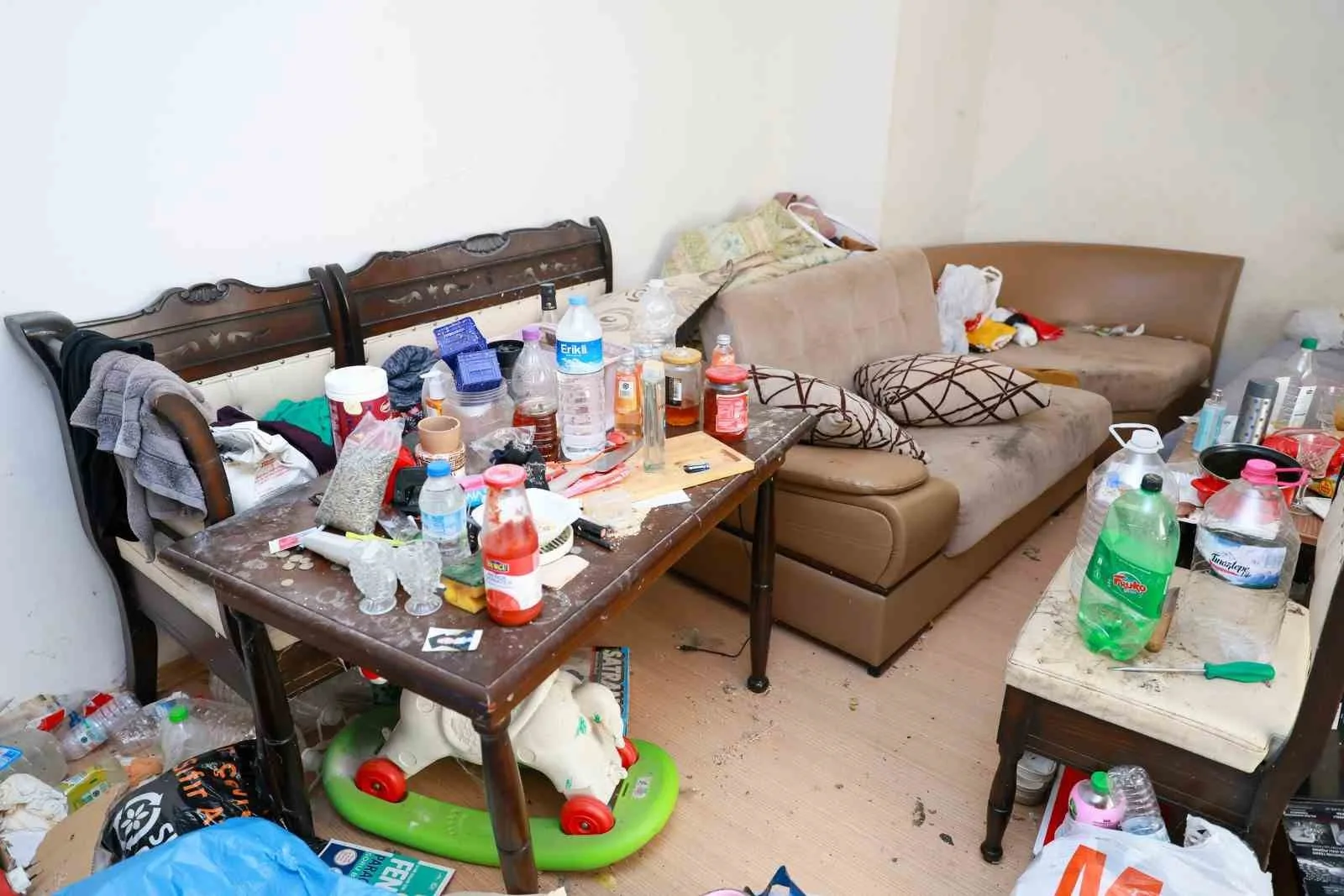 Yunusemre Belediyesi ekipleri, Akmescit Mahallesi’ndeki bir apartman dairesinde gerçekleştirdiği temizlik