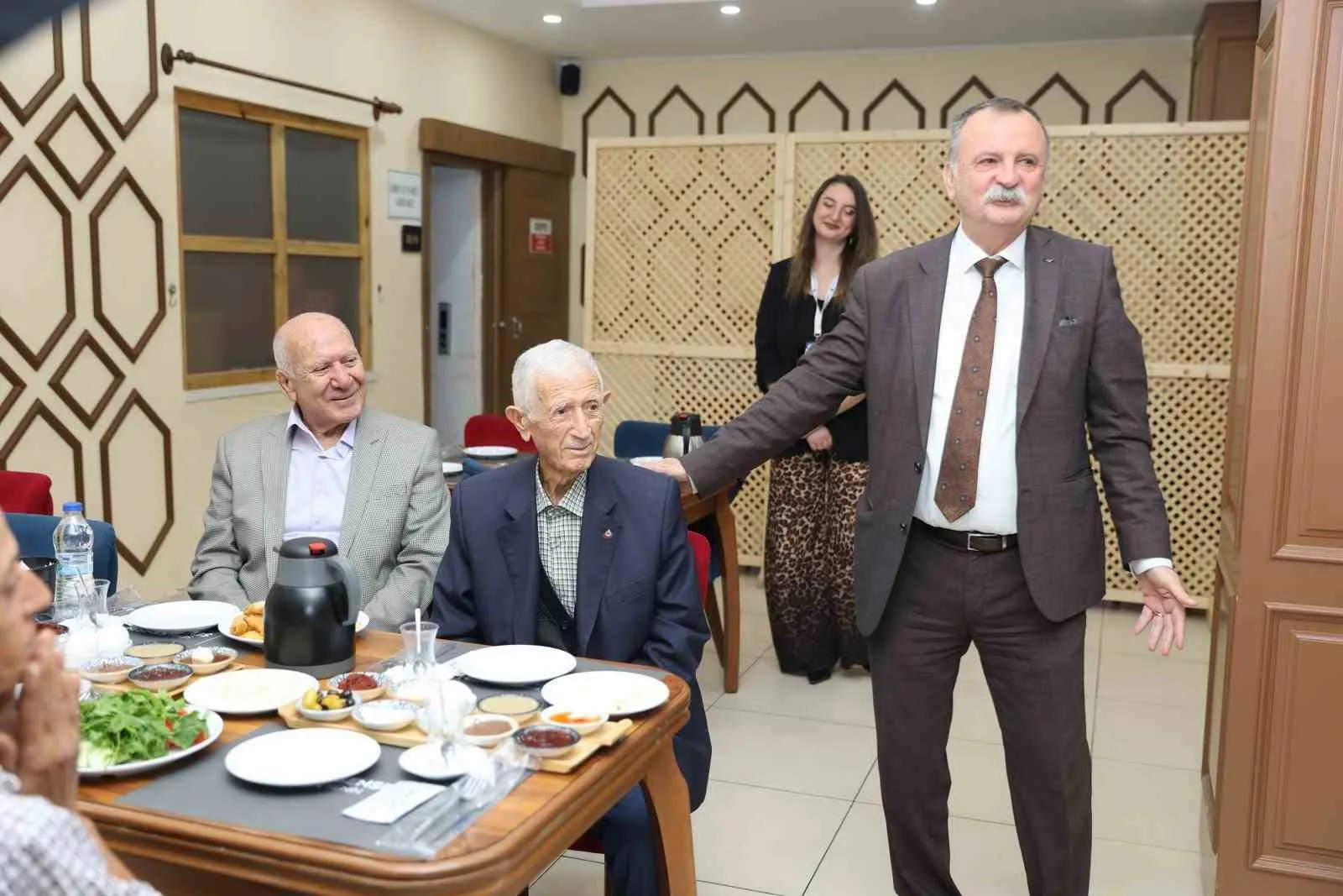 Yunusemre Belediyesi, 1 Ekim Dünya Yaşlılar Günü dolayısıyla büyükleri ağırlayarak