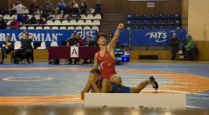Yunusemre Belediyespor’un 17 yaşındaki milli güreşçisi Kadir Kadiroğlu, Romanya’nın Napoca