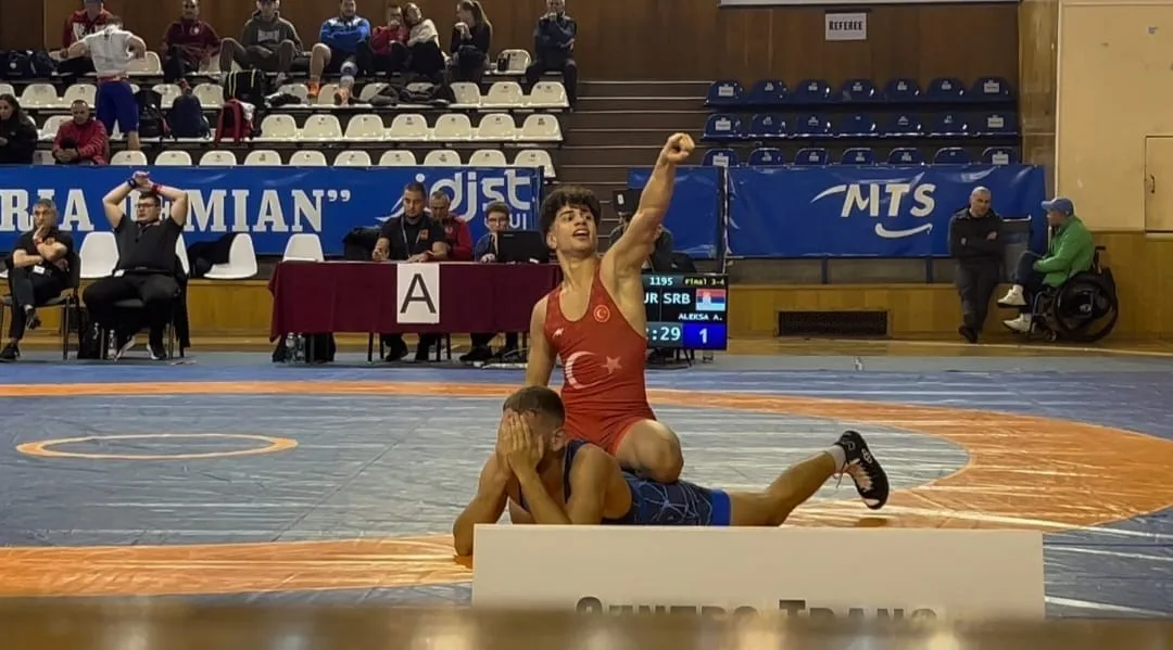 Yunusemre Belediyespor’un 17 yaşındaki milli güreşçisi Kadir Kadiroğlu, Romanya’nın Napoca