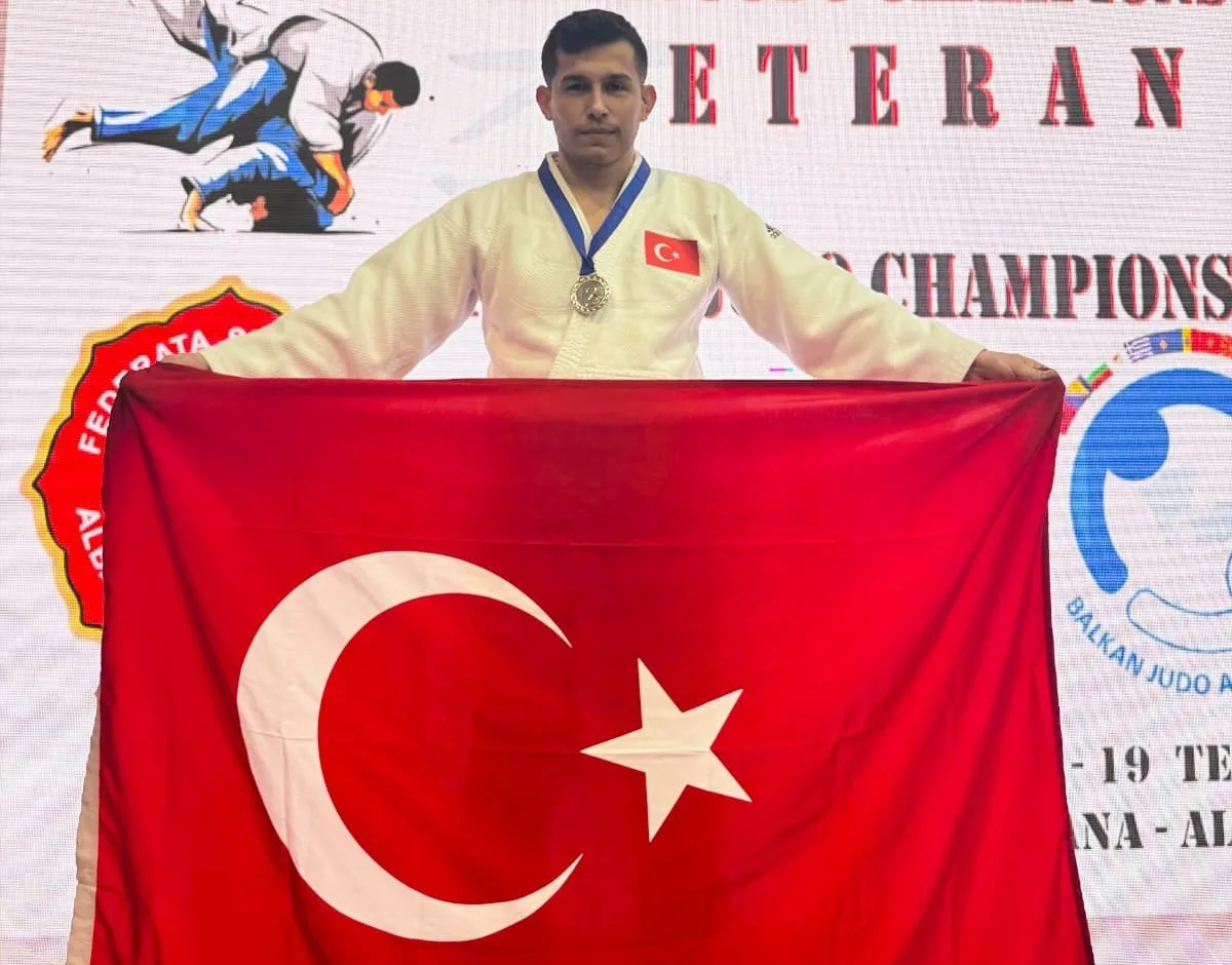 Yunusemre Belediyespor’un veteran milli judocusu Necati Güven, Arnavutluk’ta düzenlenen Veteranlar