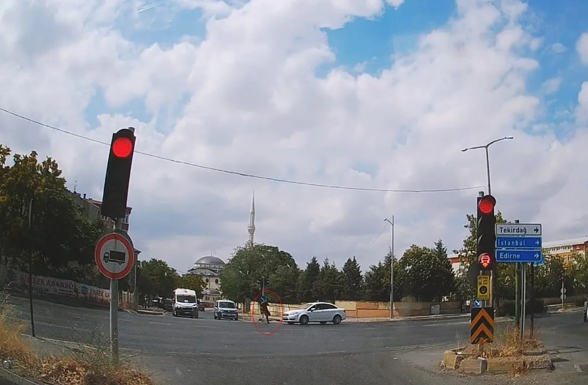 Tekirdağ Çorlu’da yola kontrolsüz çıkan yayanın araba çarpması sonucu yara