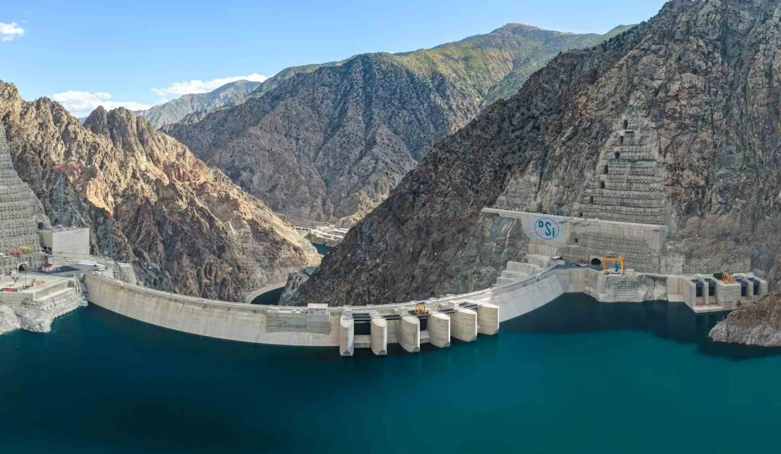 Türk mühendisliğinin eseri olan Yusufeli Barajı ve HES, devreye girdiği