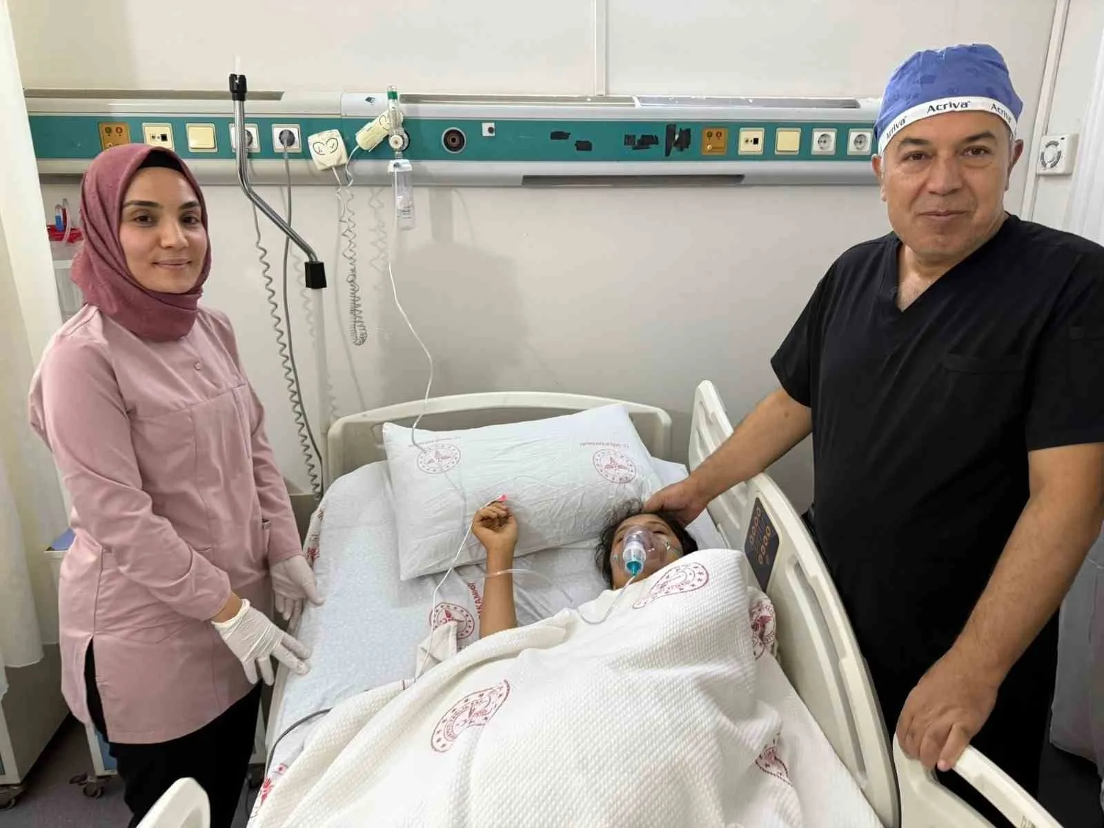 Şanlıurfa’da kız çocuğunun eşarbını düzeltirken yanlışlıkla yuttuğu toplu iğne, akciğerine