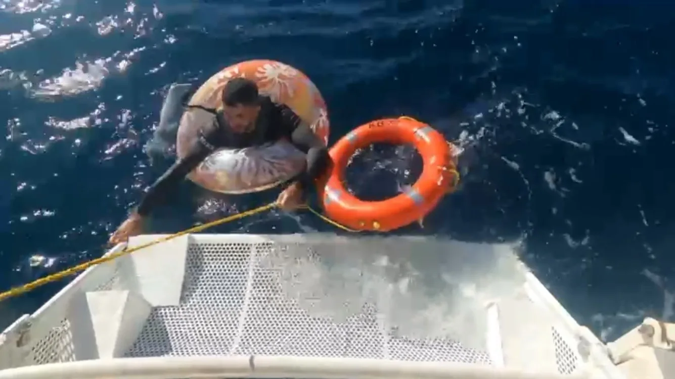 Aydın’ın Kuşadası ilçesi açıklarında yüzerek Yunanistan’a geçmeye çalışan düzensiz göçmen