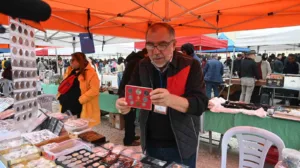 Eskişehir’de 5 liradan 5 bin liraya kadar fiyatlarla antika pazarında