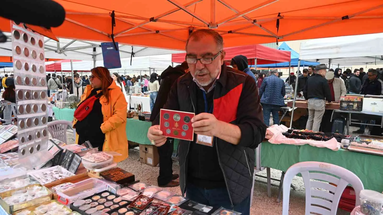 Eskişehir’de 5 liradan 5 bin liraya kadar fiyatlarla antika pazarında