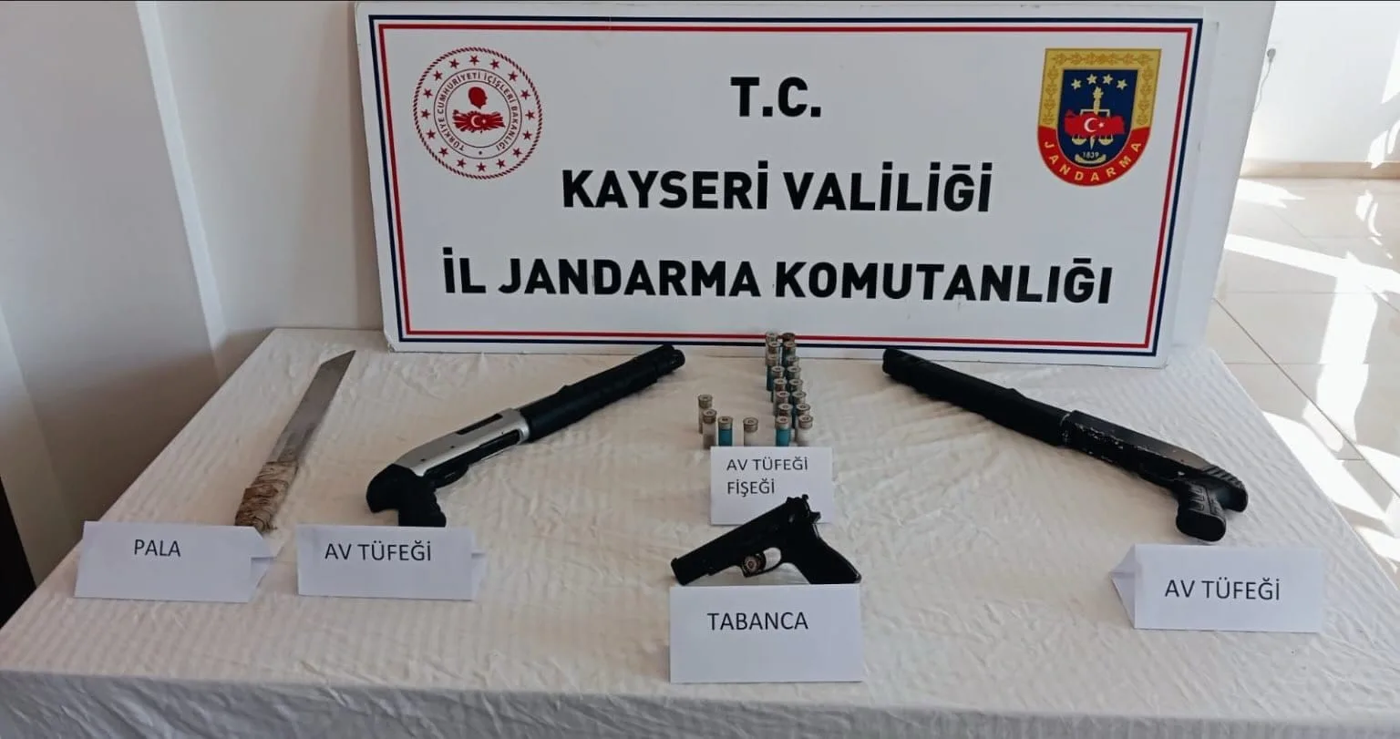 Kayseri’de jandarma ekipleri tarafından yapılan çalışmalarda uyuşturucu madde tacirleri yakalandı.