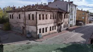 Sivas’ın Zara ilçesinde bir caddede yer alan asırlık 5 tarihi
