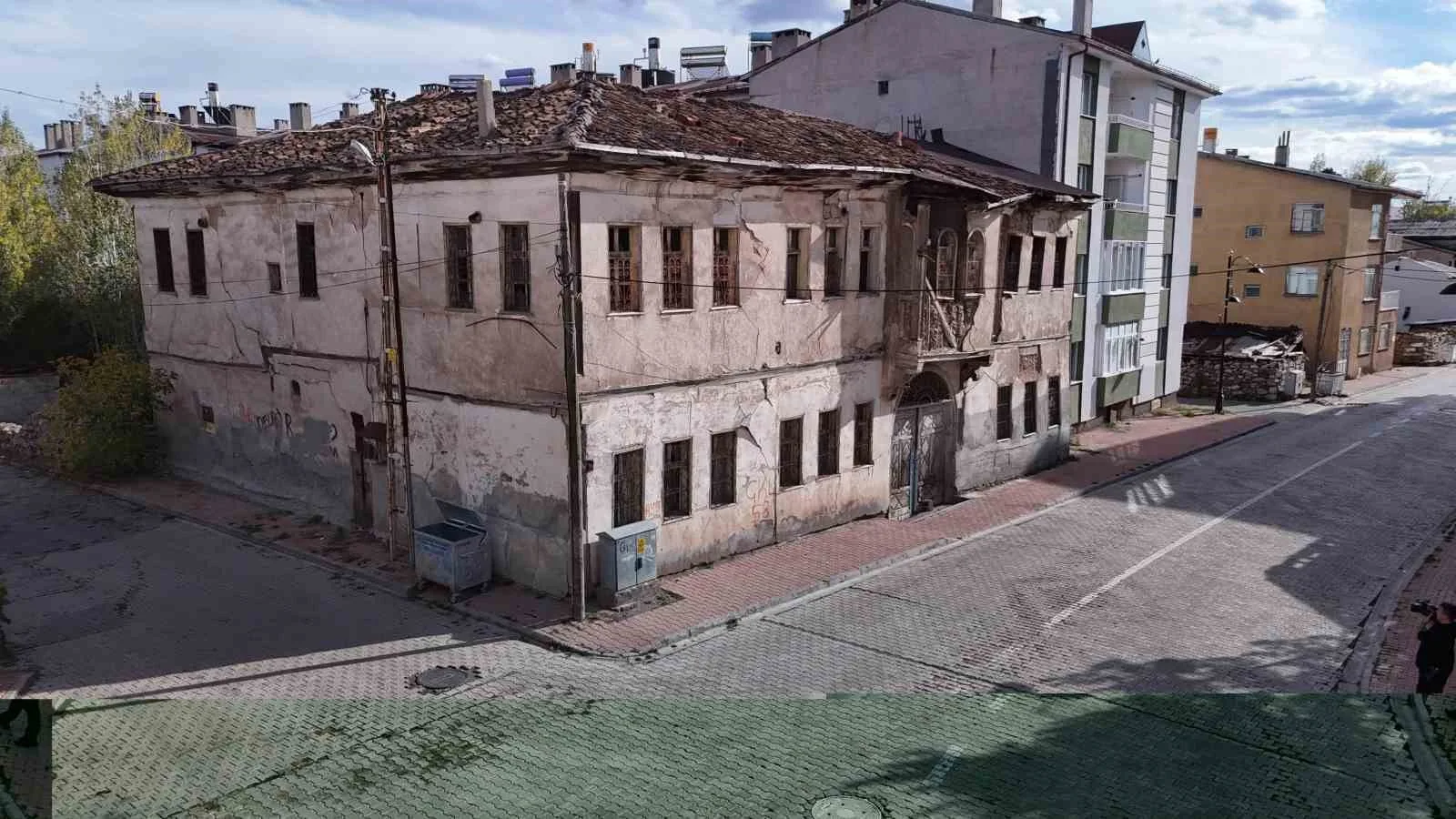 Sivas’ın Zara ilçesinde bir caddede yer alan asırlık 5 tarihi