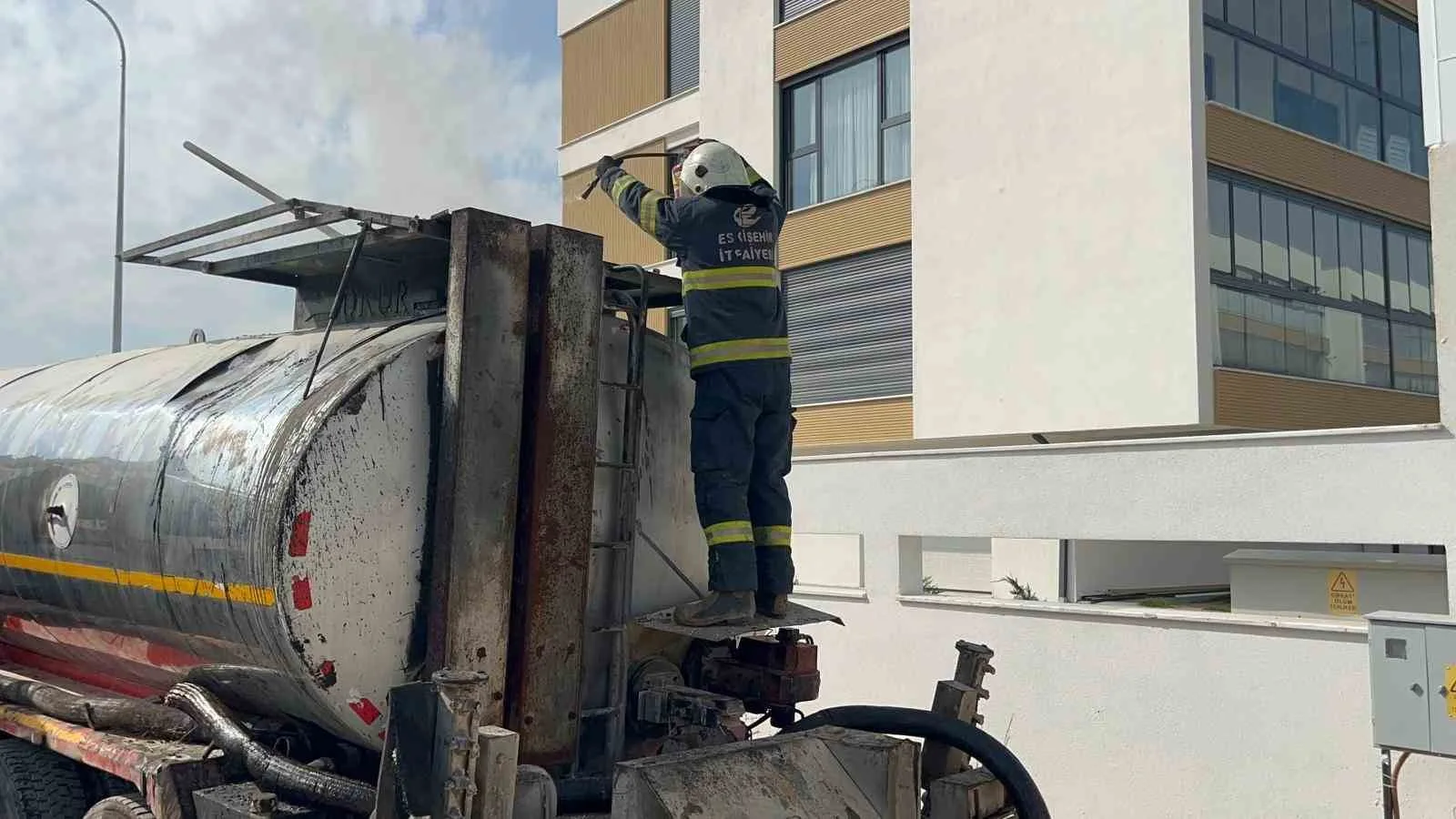 Eskişehir’de zift tankerinde çıkan yangın itfaiyenin müdahalesiyle kısa sürede kontrol