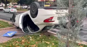 Kayseri’nin Melikgazi ilçesinde 3 otomobilin karıştığı zincirleme trafik kazasında bir