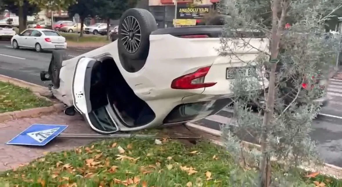Kayseri’nin Melikgazi ilçesinde 3 otomobilin karıştığı zincirleme trafik kazasında bir