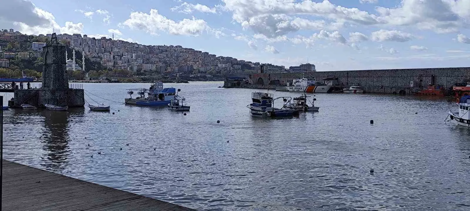 Zonguldak’ta yağışlar sebebiyle derelerin getirdiği toprak ve çamurlar, limanı sarı