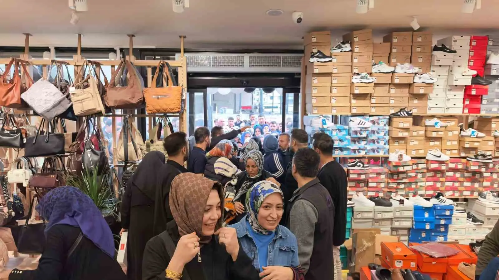 Bursa’nın İnegöl ilçesinde bir mağaza, açılışa özel ürünleri 10 liradan