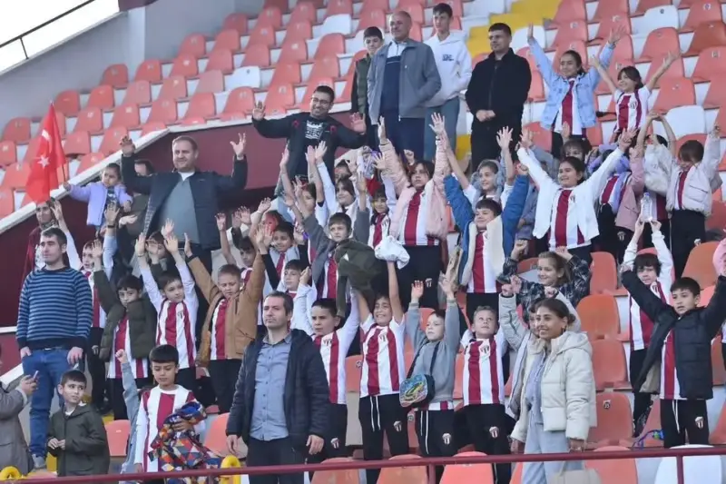 Sultan Su İnegölspor’un İskederunspor’u ağırladığı maça özel davetli olarak gelen