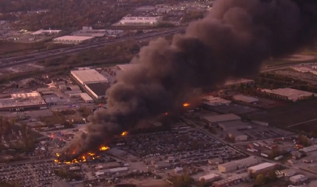 ABD’nin Kentucky eyaleti Valisi Andy Beshear, Louisville Uluslararası Havalimanı’ndan kalkan