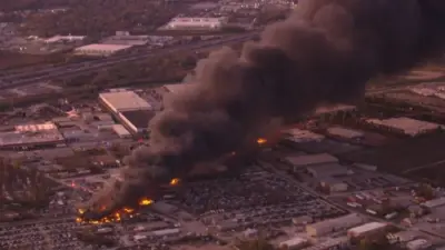 ABD’nin Kentucky eyaleti Valisi Andy Beshear, Louisville Uluslararası Havalimanı’ndan kalkan
