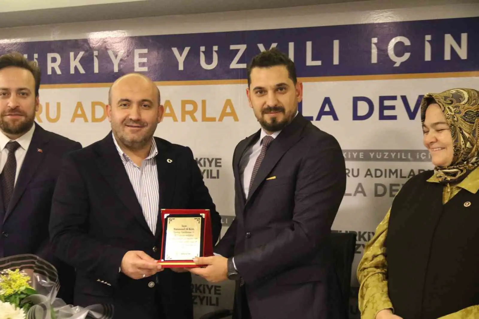 Eskişehir’de AK Parti Tepebaşı İlçe Başkanlığı görevini Serhat Tunç devraldı.