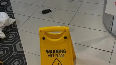 Avusturalya’nın Melbourne kentindeki bir havalimanında 50’li yaşlarındaki yolcunun cebindeki taşınabilir