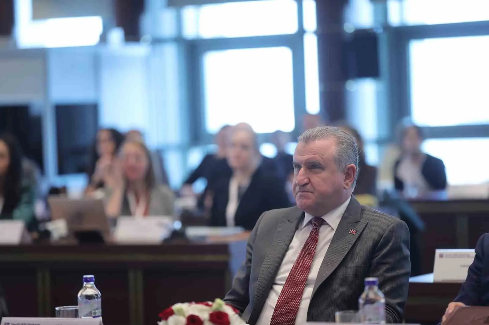 Gençlik ve Spor Bakanı Osman Aşkın Bak, gençleri sadece ‘geleceğin