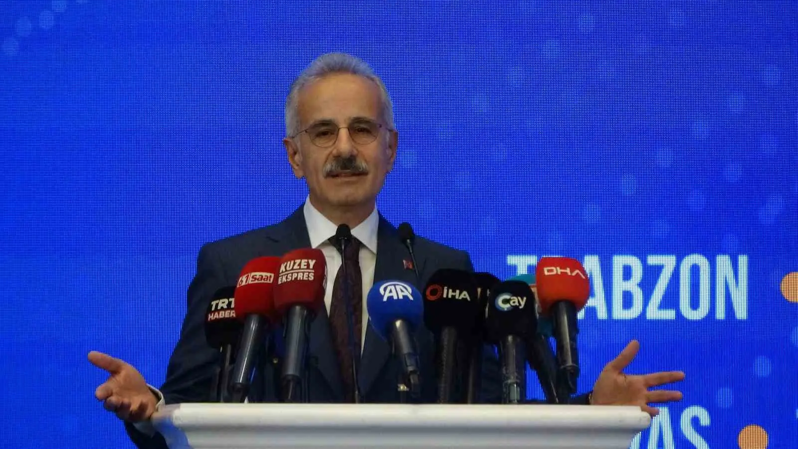 Ulaştırma ve Altyapı Bakanı Abdulkadir Uraloğlu, İstanbul Büyükşehir Belediyesi’nin uygulamasıyla