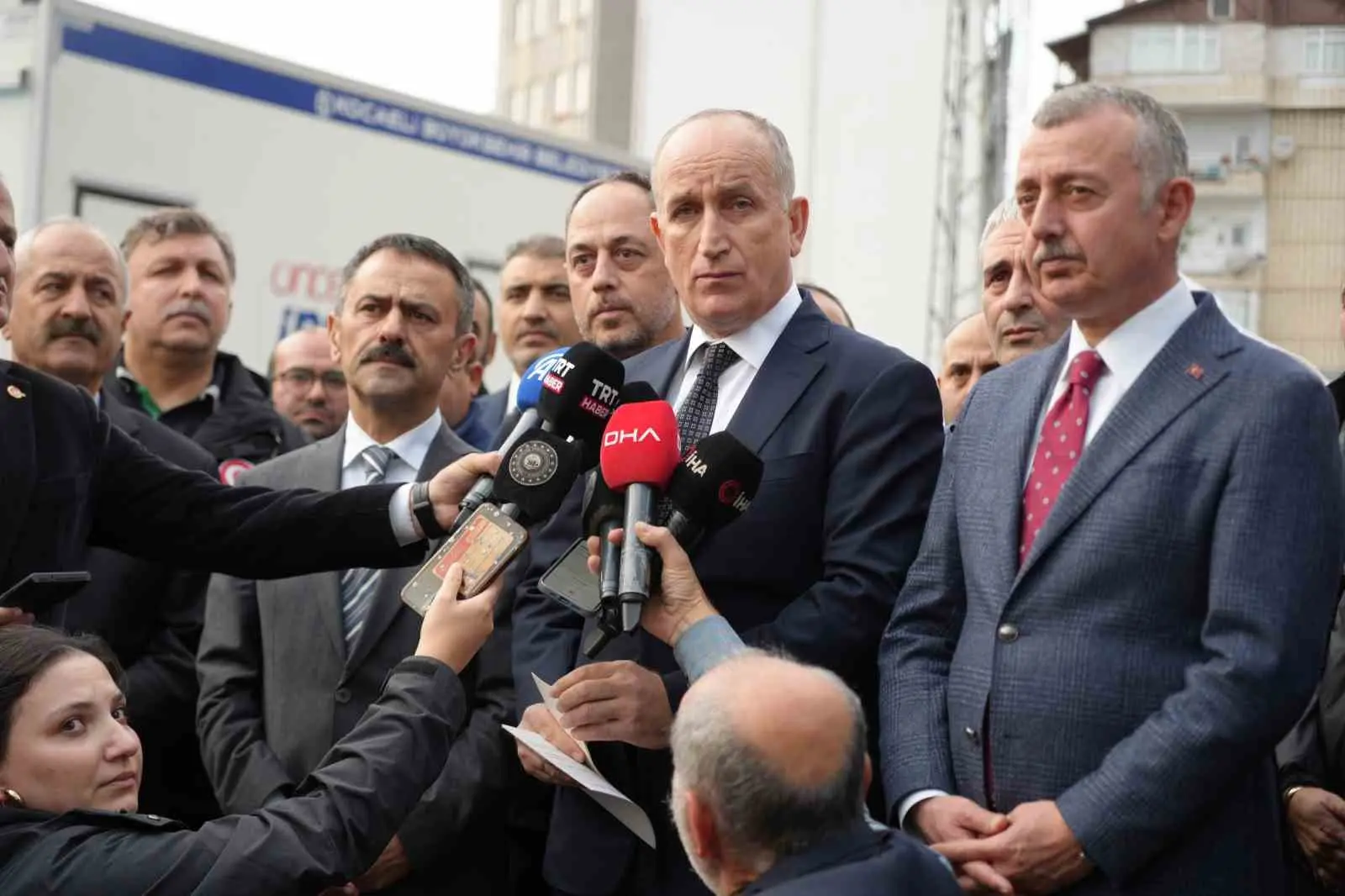 Kocaeli’nin Gebze ilçesinde bir binanın yıkılması ile 4 kişinin öldüğü
