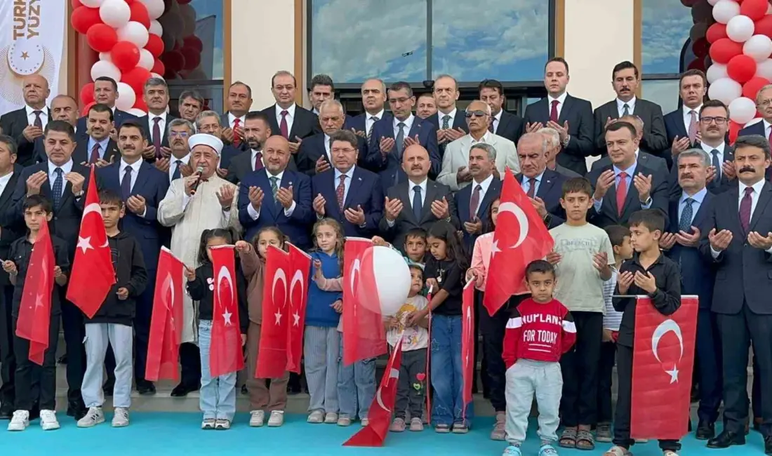 Adalet Bakanı Yılmaz Tunç, Adıyaman’ın Besni ilçesinde yapımı tamamlanan zemin