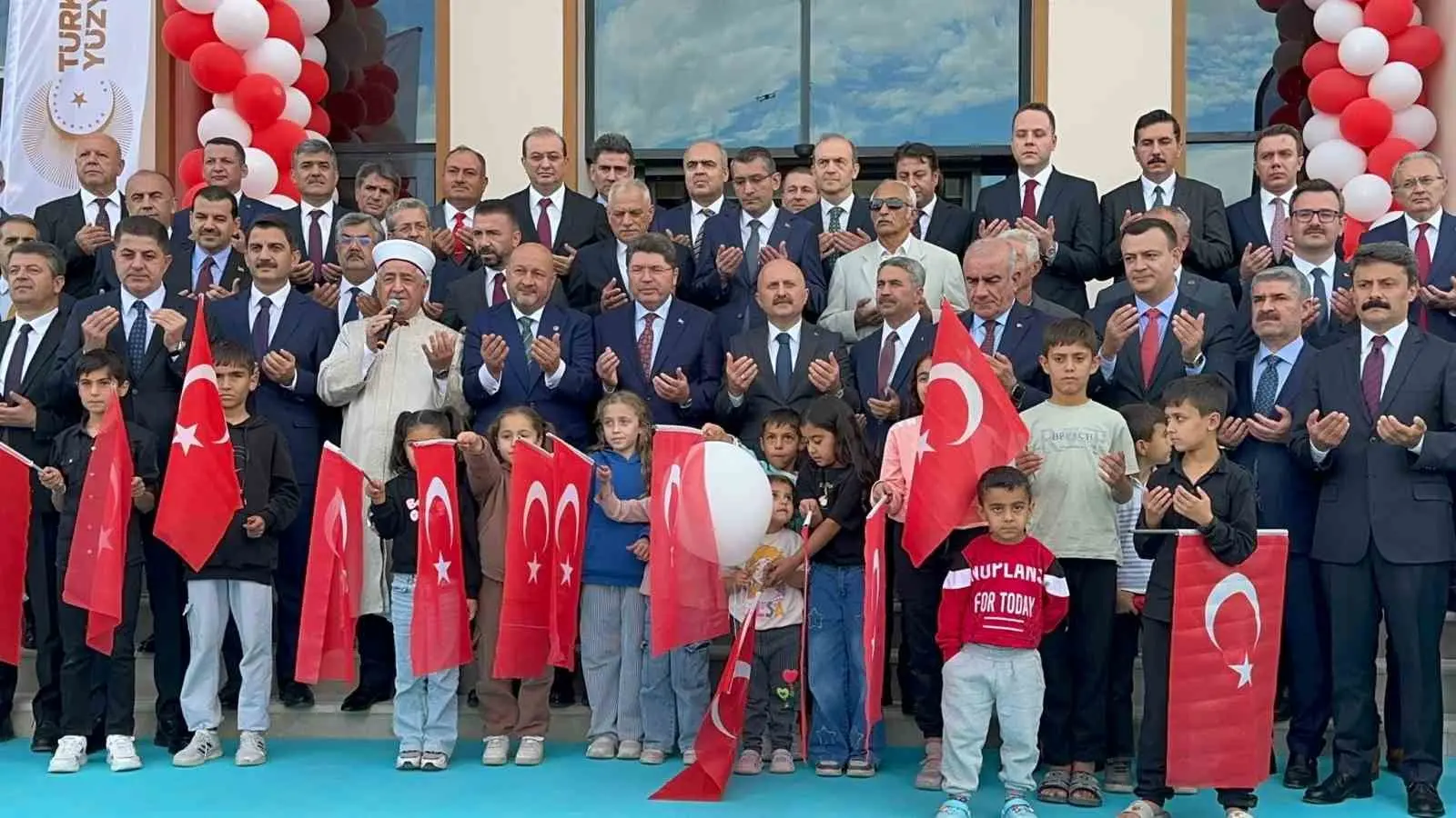 Adalet Bakanı Yılmaz Tunç, Adıyaman’ın Besni ilçesinde yapımı tamamlanan zemin