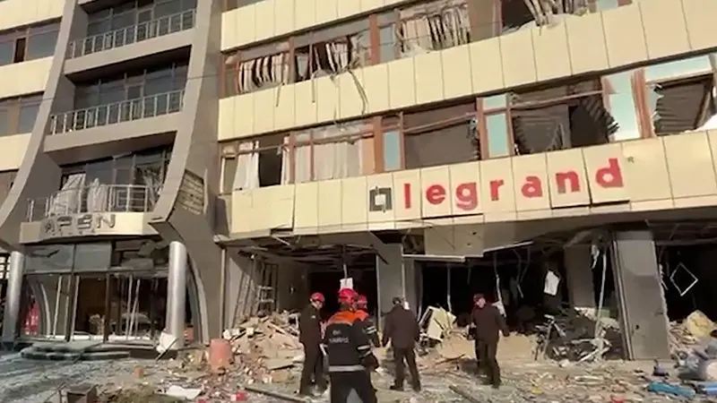 Azerbaycan’ın başkenti Bakü’de bulunan bir iş merkezinde meydana gelen patlamada