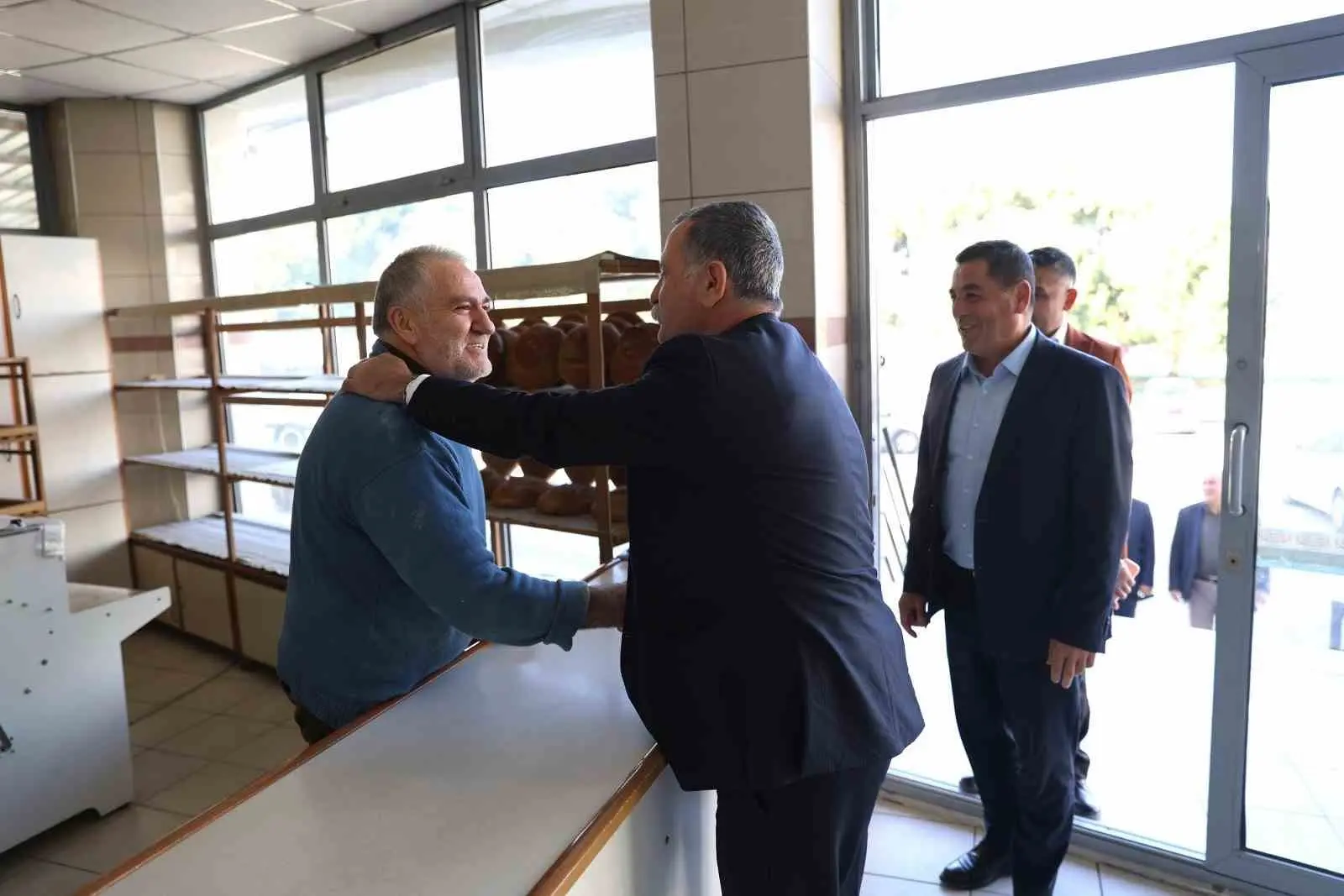 Her fırsatta halkla iç içe olan Yunusemre Belediye Başkanı Semih