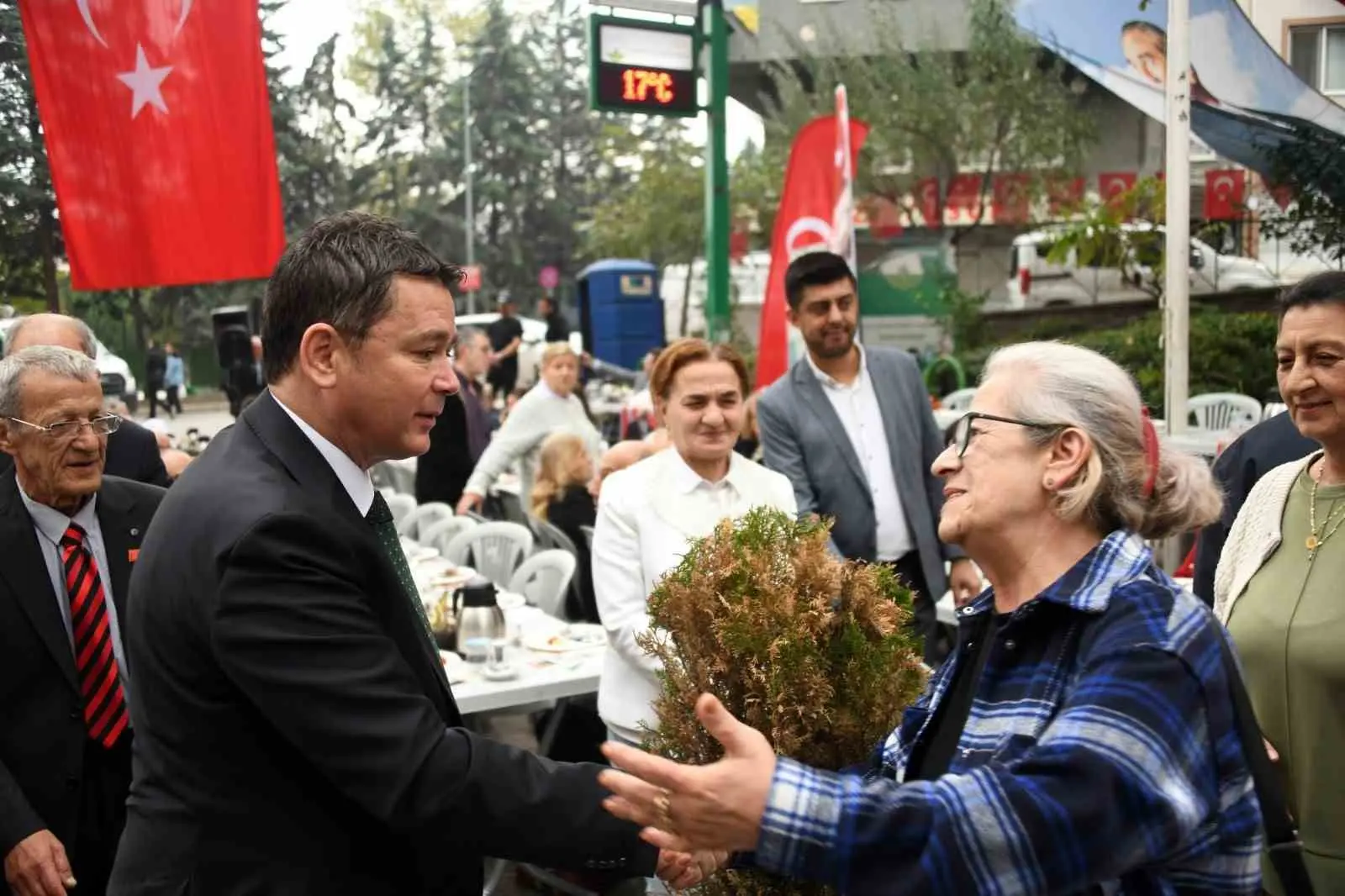 Osmangazi Belediye Başkanı Erkan Aydın, Hocahasan Mahallesi sakinleriyle düzenlenen kahvaltı