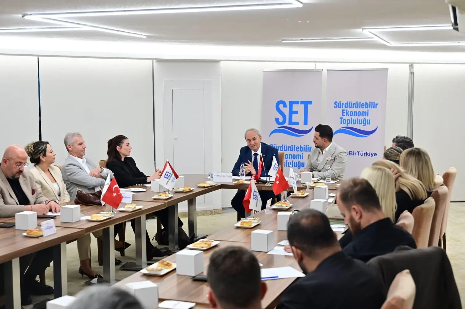Sürdürülebilir Ekonomi Topluluğu (SET), tarafından düzenlenen toplantıda konuşan Kepez Belediye