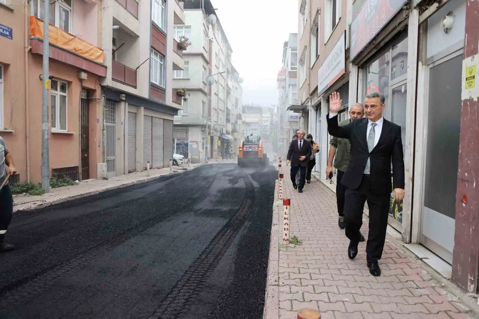 İlçede yapımı devam eden yol yapım çalışmalarını yerinde inceleyen İlkadım