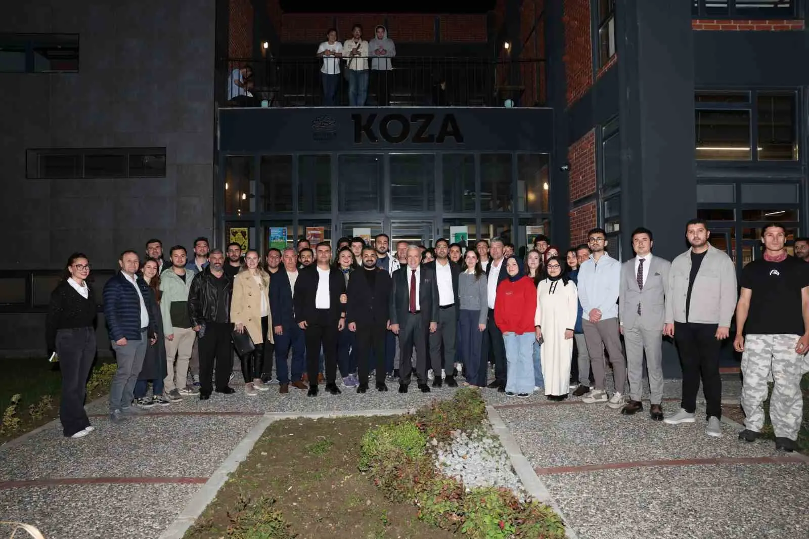 Nilüfer Belediye Başkanı Şadi Özdemir, vize sınavlarına hazırlanan üniversite öğrencilerini