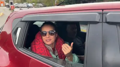 Beykoz’da sabah saatlerinde trafik kazası geçiren Özgü Namal, çocuklarıyla birlikte