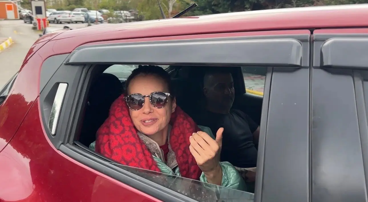 Beykoz’da sabah saatlerinde trafik kazası geçiren Özgü Namal, çocuklarıyla birlikte